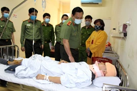 Giám đốc Công an Hà Nội thăm, động viên chiến sỹ bị thương trong khi làm nhiệm vụ