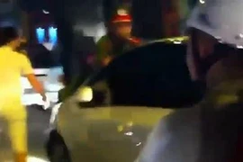 Hà Nội: "Nữ quái" đánh chửi, hất cảnh sát lên nắp ca-pô giữa ngã tư phố