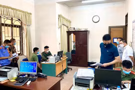 Nhân viên cửa khẩu làm giả giấy tờ tài liệu của cơ quan nhà nước để trục lợi