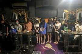 Tụ tập đến quán karaoke hát hò, “đập đá”