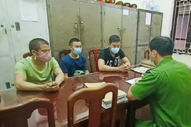 Tụ tập chơi 'xóc đĩa' ăn tiền trong lúc rảnh rỗi 