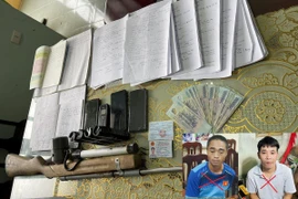 Bắt giữ nhóm đối tượng đánh bạc, ‘lòi’ ra vũ khí, sổ sách cho vay nặng lãi 