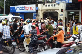 Hà Nội: Lạnh người phát hiện xác thai nhi trong thùng mỳ tôm