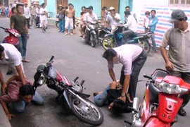 Vừa cướp giật điện thoại thì gặp CSCĐ