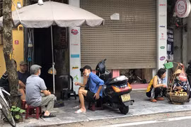 Người dân Hà Nội đến hàng ăn, quán trà đá vỉa hè giải toả ‘cơn khát'