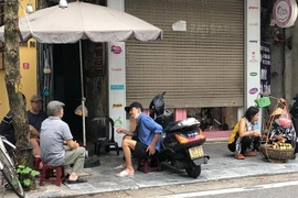 Người dân Hà Nội đến hàng ăn, quán trà đá vỉa hè giải toả ‘cơn khát'