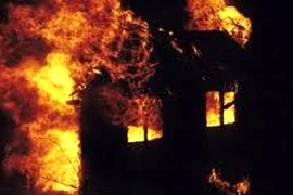 Đổ xăng vào mình và người yêu rồi phóng hỏa tự sát