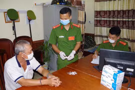 Tàng trữ 11 gói ma tuý, vội nhảy xuống ao trốn khi thấy Công an