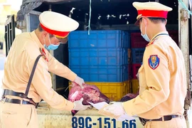 Bắt giữ số lượng lớn thực phẩm không rõ nguồn gốc xuất xứ