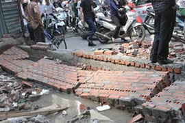 HN: Giông làm đổ tường, đè 4 người thương vong