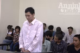 Bị hiếp dâm, bé gái "cắn môi" Điều dưỡng viên làm bằng chứng 