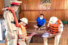 Bắt giữ thuyền ‘cát tặc’ trên sông Hồng lúc rạng sáng