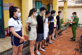 Quán karaoke NewStar vẫn lén hoạt động, nhiều khách sử dụng ma tuý