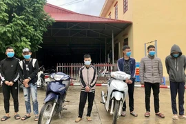 Xử phạt 2 ‘quái xế’ bốc đầu, lạng lách đánh võng quay Tiktok đăng facebook