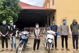 Xử phạt 2 ‘quái xế’ bốc đầu, lạng lách đánh võng quay Tiktok đăng facebook