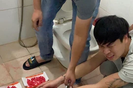 Giở trò phi tang hàng nghìn viên ma tuý tổng hợp xuống bồn cầu nhưng vẫn không thoát