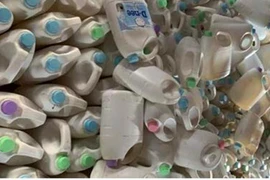 "Biến" hàng nghìn chai dầu gội, sữa tắm, nước giặt rởm có tem mác trước khi bán ra thị trường