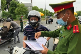 Hà Nội: Kiểm tra người ra vào vùng đỏ phát hiện nhiều vi phạm