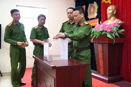 Phòng Cảnh sát môi trường CATP Hà Nội chung tay hướng về miền Trung