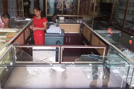 Bịt mặt, nổ súng cướp tiệm vàng, bị bắt tại chỗ