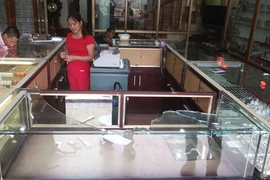 Bịt mặt, nổ súng cướp tiệm vàng, bị bắt tại chỗ