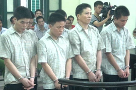 Hai cha con cai thầu xây dựng hầu tòa