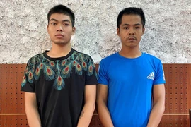 Tranh thủ trộm cắp trên đường đi "ship" vịt quay cho khách 