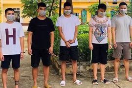 Đàn đúm 'bay lắc' trong khách sạn 