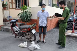 Trong lúc mang cặp rắn hổ mang chúa đi bán gặp ngay Công an