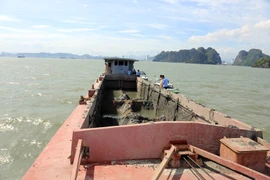 Thuyền trưởng và thuyền viên xả thải xuống vùng lõi Vịnh Hạ Long