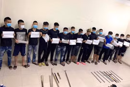 Hàng chục thanh niên mang hung khí hẹn gặp nhau để giải quyết mâu thuẫn