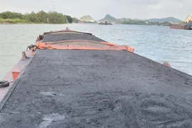Bắt giữ tàu vận chuyển gần 1 nghìn tấn sản phẩm ngoài than không rõ nguồn gốc