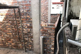 Mâu thuẫn cả chục năm trời vì một bức tường 