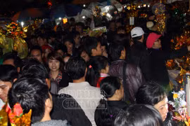 Đầu Xuân đi chợ Viềng mua may, cầu lành