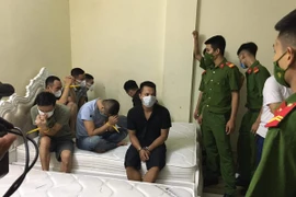 'Đột kích' nhà nghỉ Nữ Hoàng bắt quả tang 17 đối tượng đang ‘bay lắc’