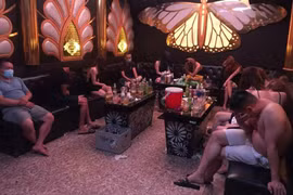 Bất chấp quy định phòng chống dịch, hơn chục đối tượng tụ tập đến quán karaoke “vui vẻ”