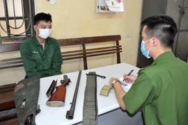 Lén lút mang súng bắn đạn hoa cải ra đồng săn chim liền bị bắt