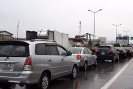 Đường cao tốc trên cao ùn tắc kéo dài trong ngày đầu nghỉ lễ