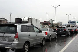 Đường cao tốc trên cao ùn tắc kéo dài trong ngày đầu nghỉ lễ