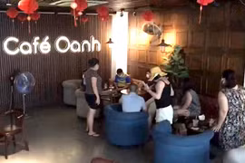 Quán cafe mở cửa đón hàng chục khách bất chấp quy định phòng chống dịch Covid-19