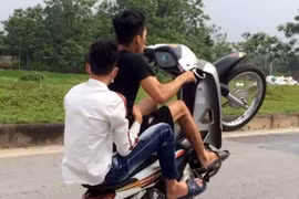 Bốc đầu xe máy rồi khoe khoang trên mạng xã hội 