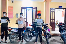 Nhóm thanh thiếu niên tụ tập điều khiển xe máy lạng lách, đánh võng gây náo loạn đường phố 