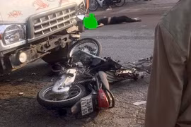 Đấu đầu với xe tải, 2 thanh niên đi xe máy tử vong tại chỗ 