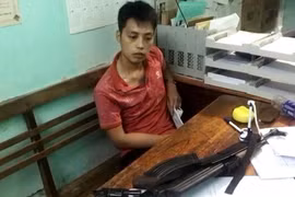 Mang súng AK đi bán, dắt thêm khẩu côn quay để phòng thân