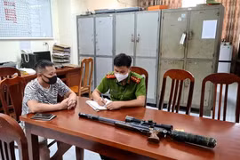 Bắt quả tang nam thanh niên sử dụng súng hơi tự chế săn chim giữa cánh đồng