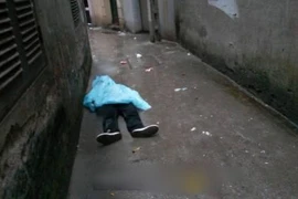 Tìm tung tích nạn nhân chết tại nhà vệ sinh công cộng chợ Long Biên