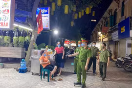 Kiểm tra xử lý các cơ sở kinh doanh ở phố cổ vi phạm phòng chống dịch Covid-19