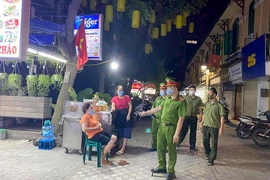 Kiểm tra xử lý các cơ sở kinh doanh ở phố cổ vi phạm phòng chống dịch Covid-19