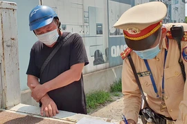 Uống bia với bạn hàng rồi lái xe, bị phạt 7 triệu đồng 