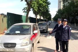 Đội trưởng bảo vệ cùng ‘đồng nghiệp’ xịt sơn ô tô vì khách không gửi xe trong chung cư